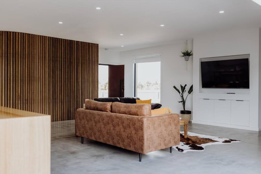 Scandi At Stieglitz Sleeps 6 Modern & Stylish Holiday home St Helens